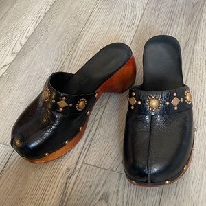 Calleen Cordero black leather/wood clogs with gold/brass metal studding ladies 8